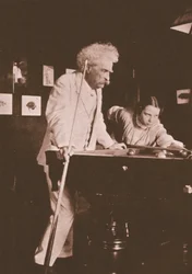 Mark Twain spielt Billard mit der Tochter seines Biografen Albert Bigelow Paine